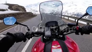 在瑞士阿尔卑斯山附近的<strong>美丽风景</strong>雪山公路上骑摩托车